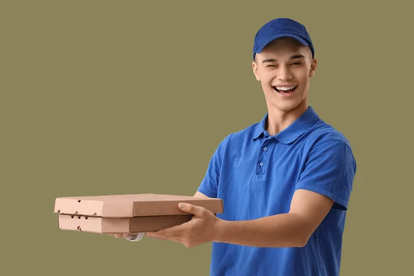 Young Courier Pizza Green Background — Stock Photo, Image