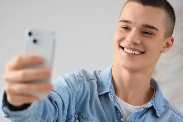 Νεαρός Άνδρας Κινητό Τηλέφωνο Βίντεο Κουβεντιάζοντας Στο Σπίτι Κοντινό Πλάνο — Φωτογραφία Αρχείου