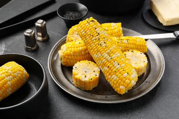 Тарелка Чаша Вареными Кукурузными Початками Черном Фоне — стоковое фото