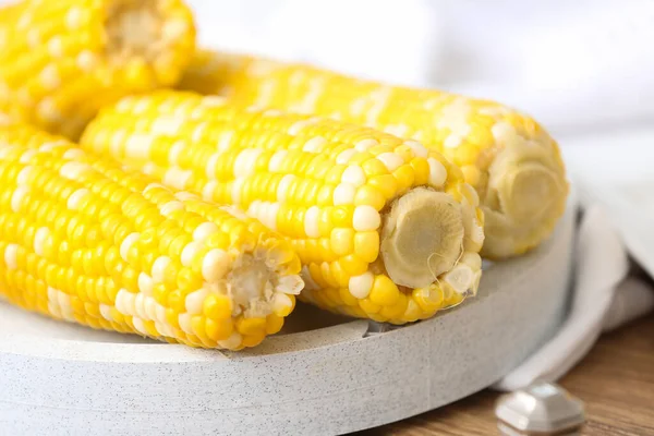 Board Boiled Corn Cobs Wooden Table Closeup — Stock Photo, Image