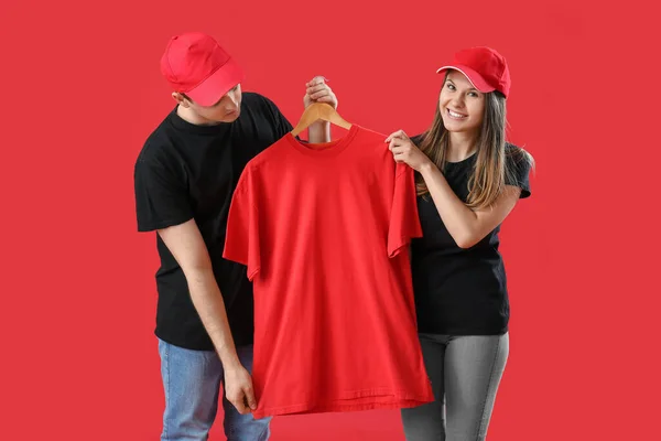Młoda Para Koszulką Czerwonym Tle — Zdjęcie stockowe