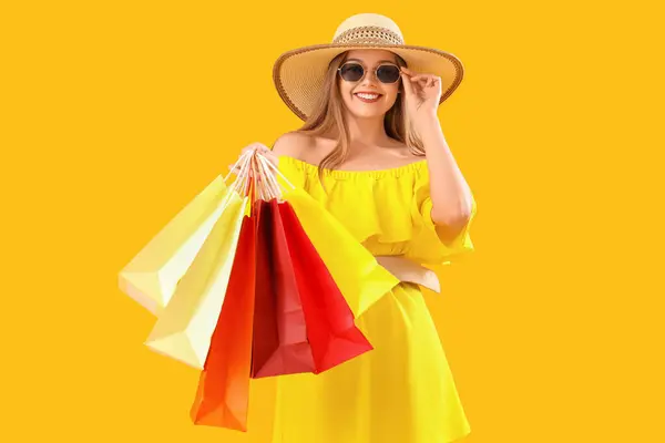 Mooie Jonge Vrouw Met Boodschappentassen Oranje Achtergrond — Stockfoto