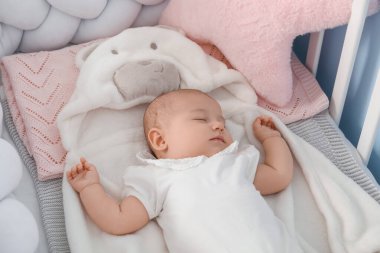 Beşikte yatan sevimli bebek, yakın plan.