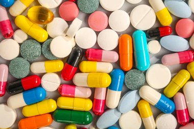 Gri arka planda farklı haplar