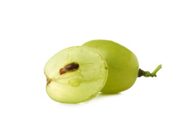 Beyaz arka planda tatlı yeşil üzümler