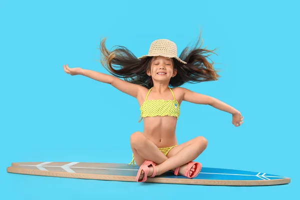 Petite Fille Asiatique Avec Planche Surf Sur Fond Bleu — Photo