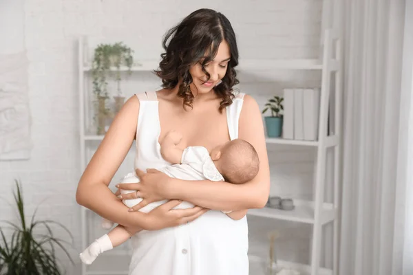 Jovem Mulher Amamentando Seu Bebê Casa — Fotografia de Stock