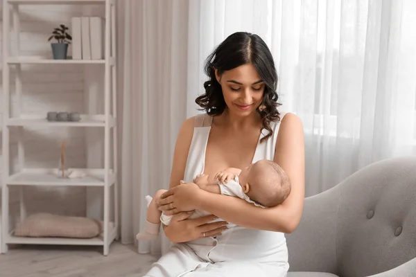 Jonge Vrouw Met Haar Baby Zitten Fauteuil Thuis — Stockfoto