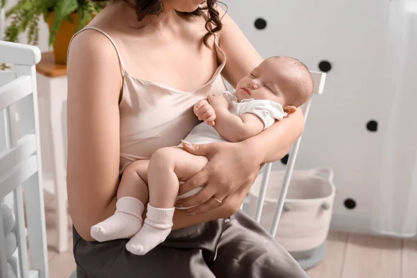 Jovem Com Seu Bebê Dormindo Quarto Close — Fotografia de Stock