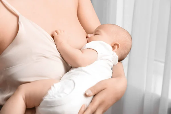 Jovem Mulher Amamentando Seu Bebê Quarto Close — Fotografia de Stock