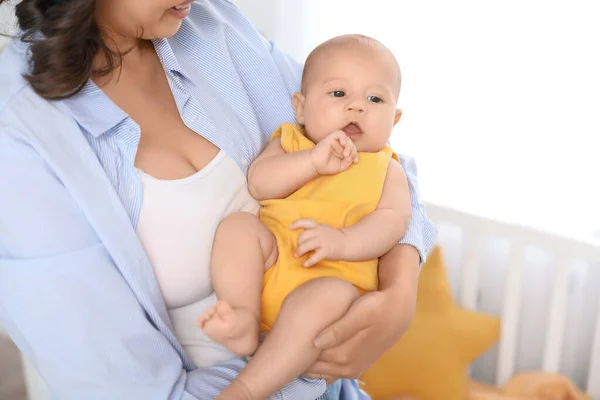 Jovem Com Seu Bebê Quarto Close — Fotografia de Stock