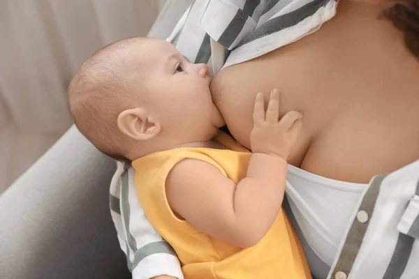 Jovem Mulher Amamentando Seu Bebê Casa Close — Fotografia de Stock