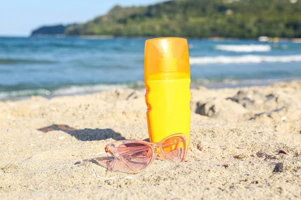 Eine Flasche Sonnencreme Mit Sonnenbrille Auf Sand Strandnähe — Stockfoto