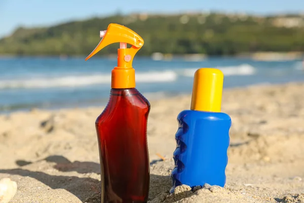 Flaschen Sonnencreme Auf Sand Strandnähe — Stockfoto