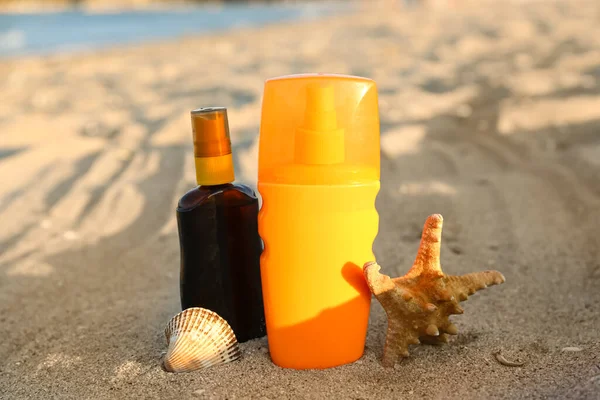 Flaschen Sonnencreme Mit Seesternen Auf Sand Strand — Stockfoto