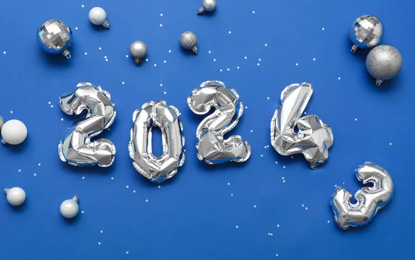 Figure 2024 Made Balloons Christmas Balls Confetti Blue Background — Stock Photo, Image