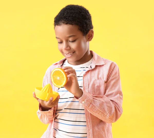 Little African American Boy Slice Orange Juicer Yellow Background — Stock Photo, Image