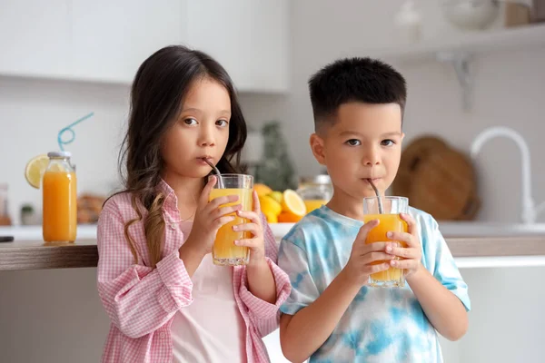 Pequenas Crianças Asiáticas Bebendo Suco Cítrico Fresco Cozinha — Fotografia de Stock