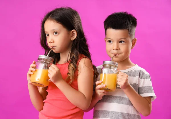Pequenas Crianças Asiáticas Bebendo Suco Cítrico Fresco Fundo Roxo — Fotografia de Stock