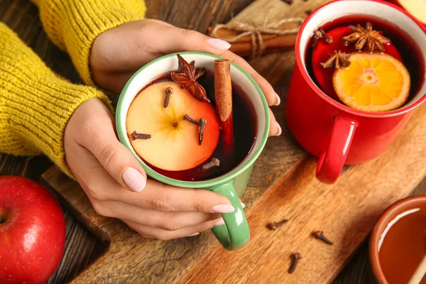 Female Hands Cups Hot Mulled Wine Apple Wooden Background — Stock Photo, Image