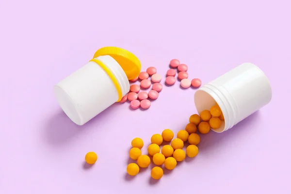 Vasi Con Diverse Pillole Sfondo Lilla — Foto Stock