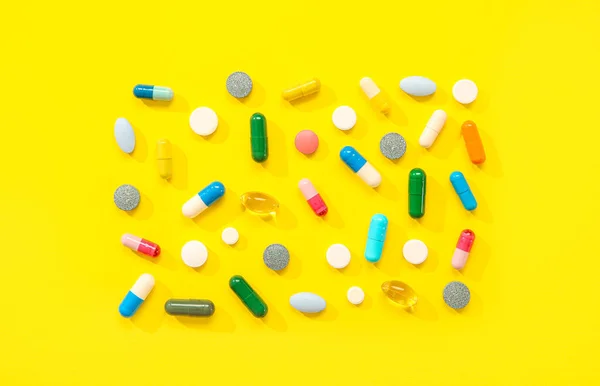 Różne Tabletki Żółtym Tle — Zdjęcie stockowe