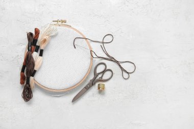 Tahta işlemeli makas, küf iplikleri ve beyaz arka planda yüksük.