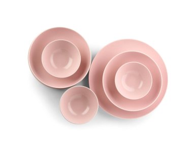 Beyaz arkaplanda farklı pembe plakalar kümesi