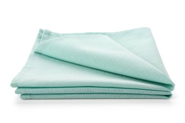 Katlanmış temiz peçeteler beyaz arkaplanda izole edildi