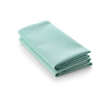 Katlanmış temiz peçeteler beyaz arkaplanda izole edildi