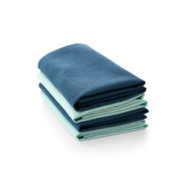 Beyaz arkaplanda katlanmış temiz peçete yığını