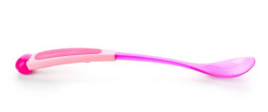 Beyaz arka planda izole edilmiş bebek için pembe plastik kaşık