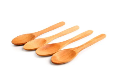 Beyaz arkaplanda izole edilmiş boş tahta kaşıklar