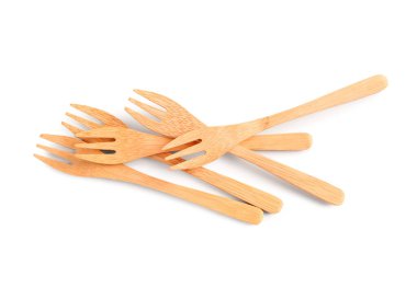 Beyaz arkaplanda izole edilmiş ahşap çatallar.