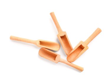 Beyaz arkaplanda izole edilmiş ahşap kepçeler