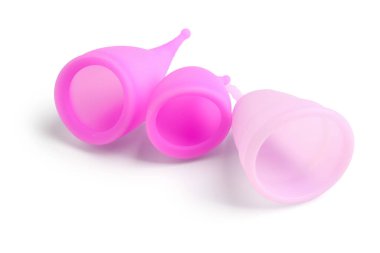 Beyaz arkaplanda izole edilmiş adet bardakları