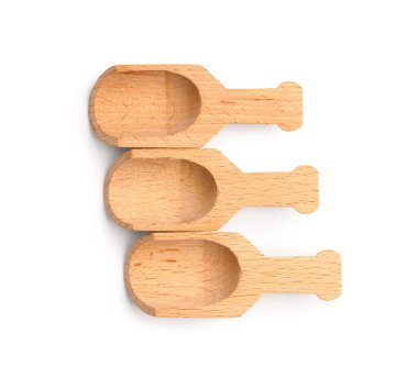 Beyaz arkaplanda izole edilmiş ahşap kepçeler