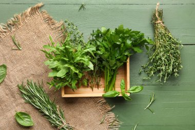 Renkli ahşap arka planda taze aromatik otlarla kompozisyon