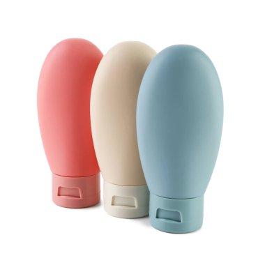 Beyaz arkaplanda kozmetik şişeler