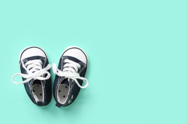 Renkli arka planda bir çift şık bebek paçası