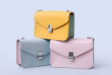 Gri arkaplanda farklı tarz çantalar