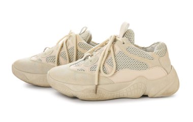 Beyaz arka plan üzerinde şık spor ayakkabı