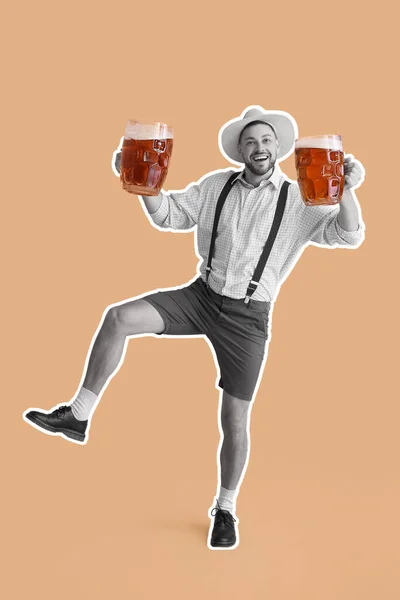 Hombre Feliz Ropa Tradicional Alemana Con Grandes Tazas Cerveza Sobre — Foto de Stock
