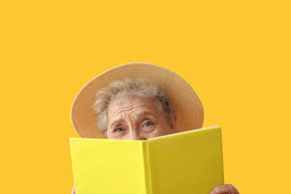 Mulher Sênior Leitura Livro Fundo Amarelo Close — Fotografia de Stock