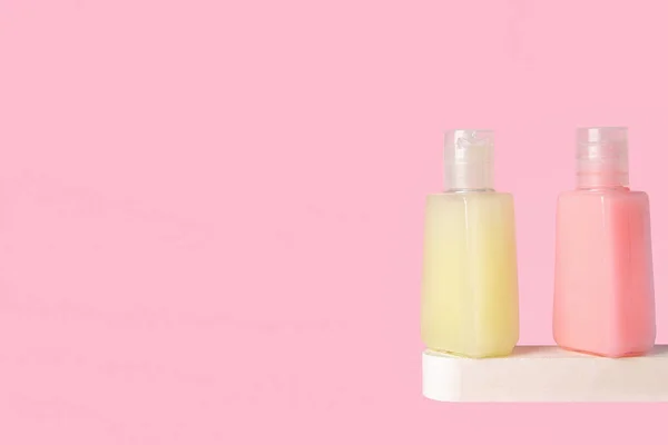 Podium Aus Gips Mit Flaschen Kosmetikprodukten Auf Rosa Hintergrund — Stockfoto