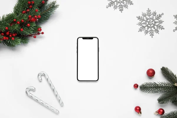 Композиция Современным Мобильным Телефоном Рождественские Украшения Белом Фоне — стоковое фото