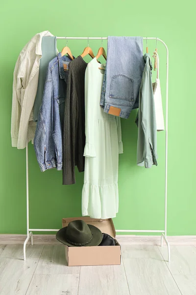 Roupas Elegantes Penduradas Rack Caixa Com Acessórios Contra Parede Verde — Fotografia de Stock