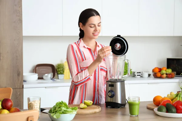 Young Woman Making Smoothie Apple Blender Home — Stock Photo, Image