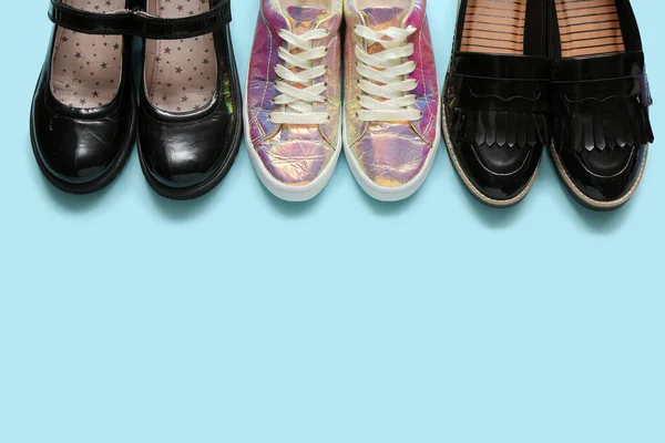 Conjunto Zapatos Niño Diferentes Sobre Fondo Color —  Fotos de Stock