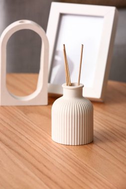 Bir şişe sazlık açıcı ve boş çerçeve odada, yakın plan.